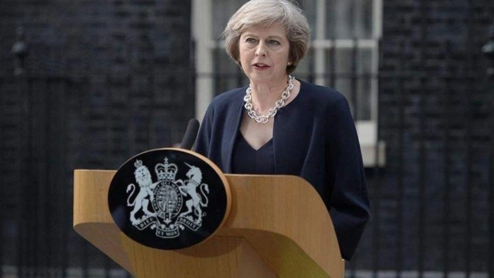 Πολεμικές ιαχές και από την Βρετανία: Η Μέι θέλει να… λογοδοτήσουν Ρωσία και Συρία – Ερχεται το απόλυτο χάος